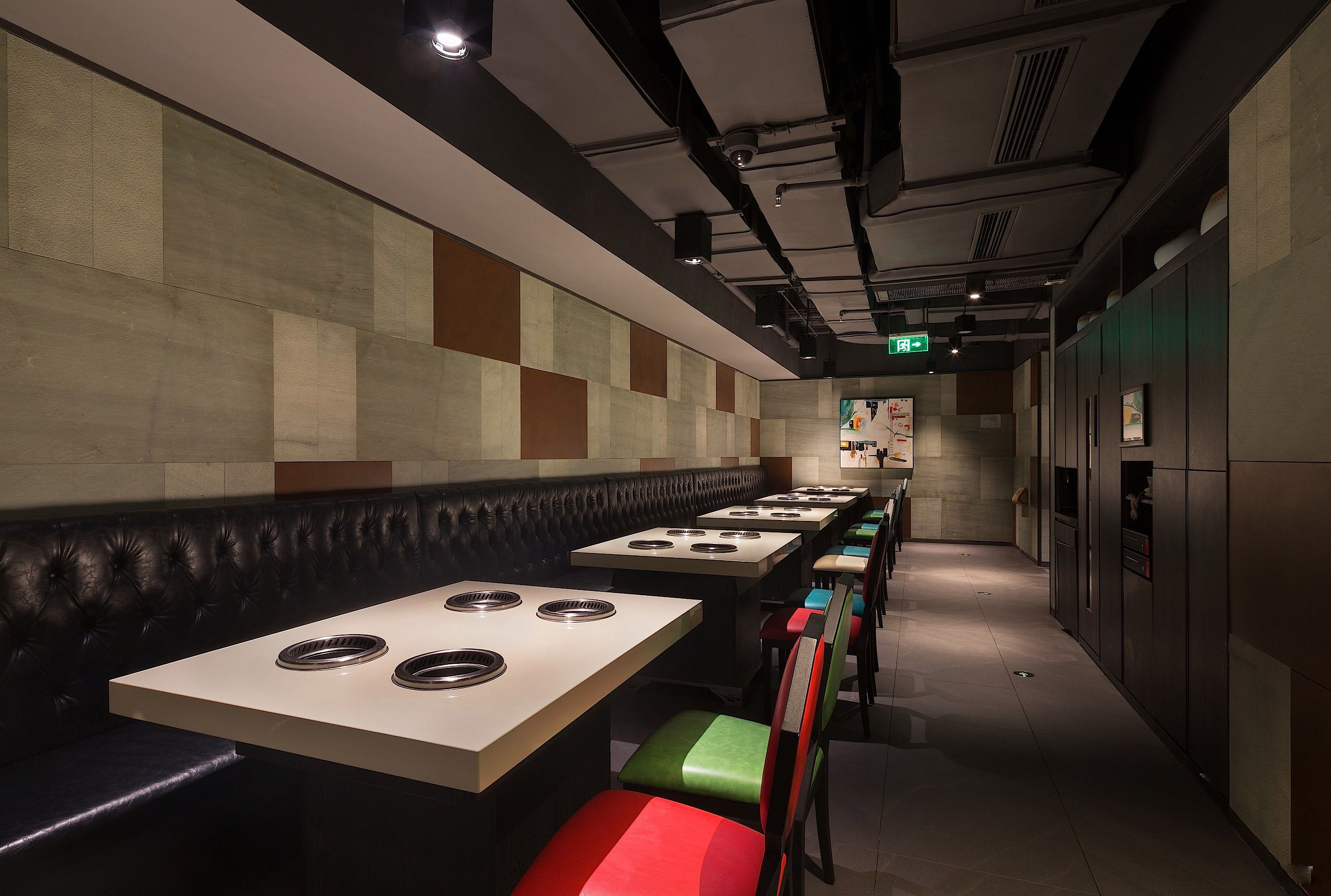 Hongkong Haidilao hot pot restaurant furniture_marble hot pot table and leather chairs, long button dining booth seating set