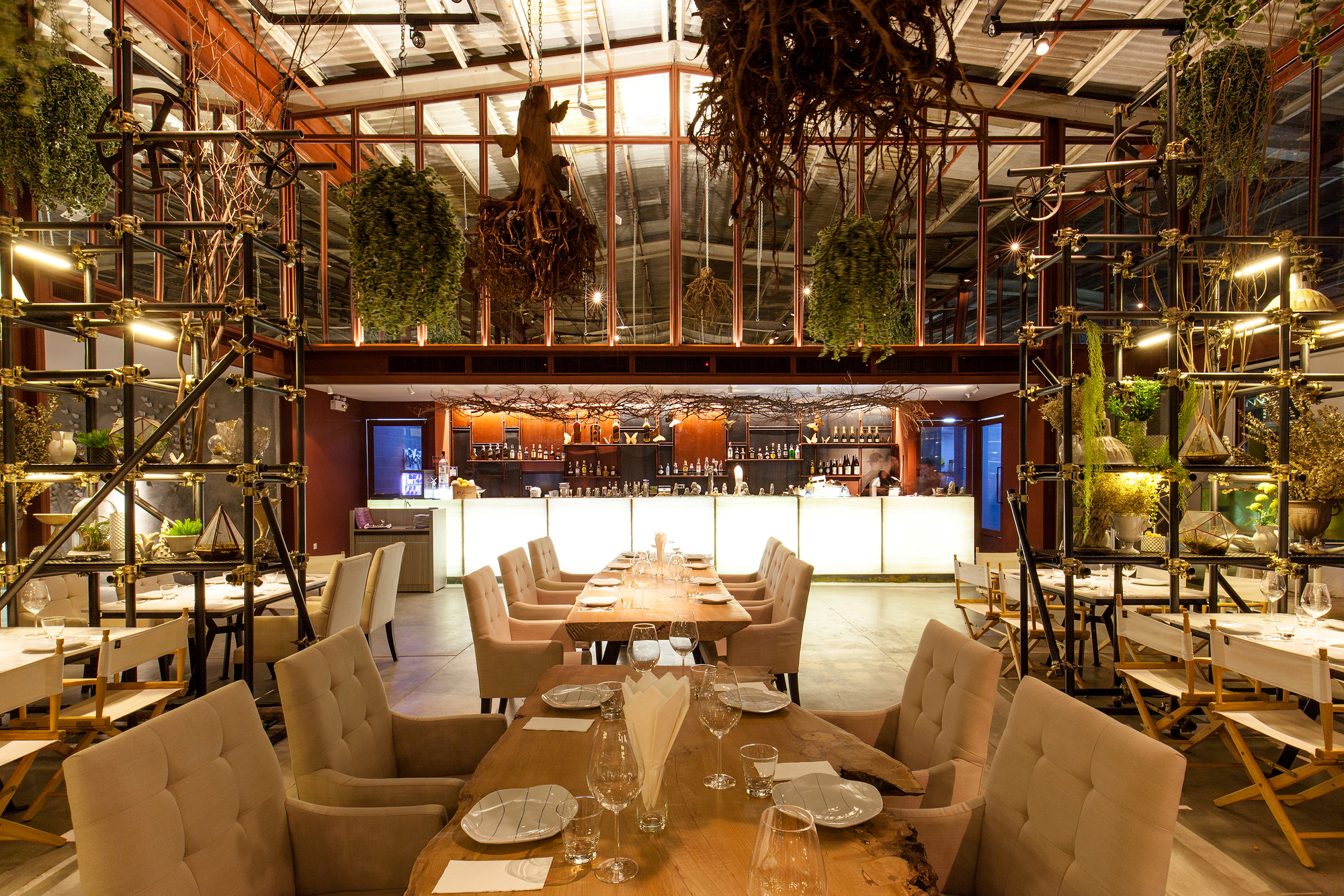 Tailand Bangkok Vivarium restaurant furniture_long wood restauarnt table and arm fabric sofa chairs